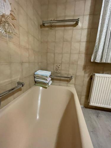 una bañera con una pila de toallas encima en WG in Homberg Efze, Monteurzimmer, 2 Erwachsene, 1 Doppelzimmer Nr 3 