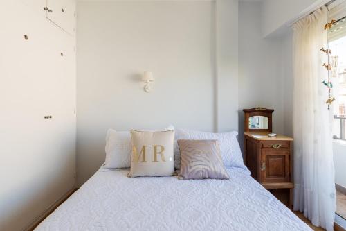 1 dormitorio con 1 cama con 2 almohadas en La mejor zona de Palermo. Bruna en Buenos Aires