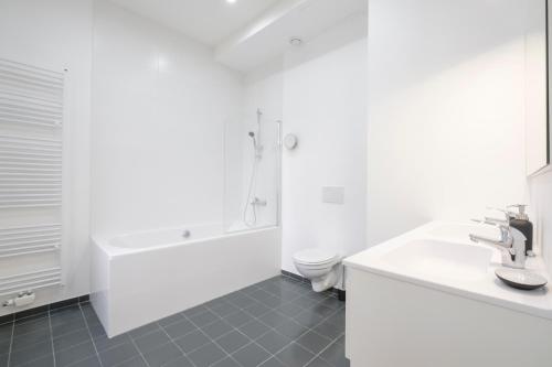 Ένα μπάνιο στο Appartement design 3 chambres proximité Grand-Place Bruxelles