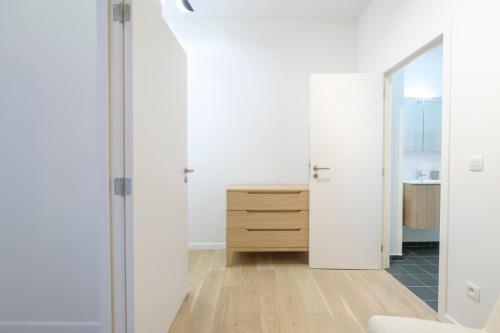 - une salle de bains pourvue d'un miroir et d'une commode dans l'établissement Appartement design 3 chambres proximité Grand-Place Bruxelles, à Bruxelles