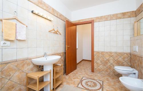 a bathroom with a sink and a toilet at Beautiful Apartment In Narni With Wifi in Narni