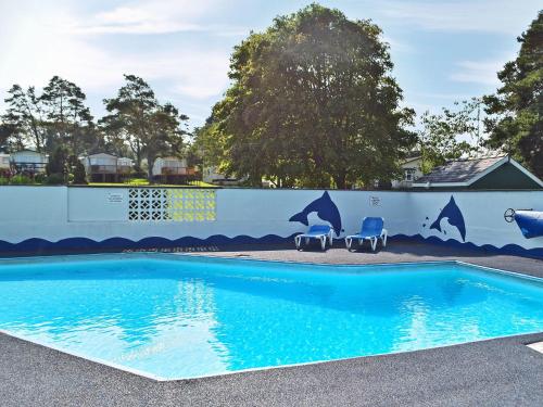 Bazén v ubytování Keepers Nook - Dinas Country Club nebo v jeho okolí