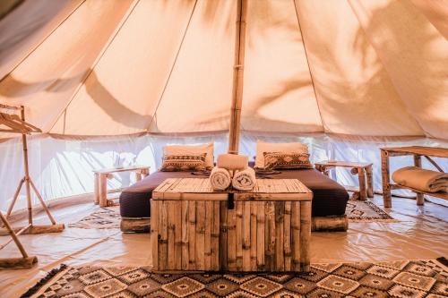 a room with two beds in a tent at Lote 10 Glamping in Guachaca