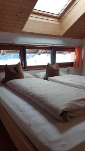 kilka łóżek w łodzi z oknem w obiekcie Haus Erna Schoppernau w mieście Schoppernau