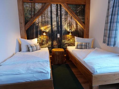 2 camas individuais num quarto com uma janela em Reeshof em Horben