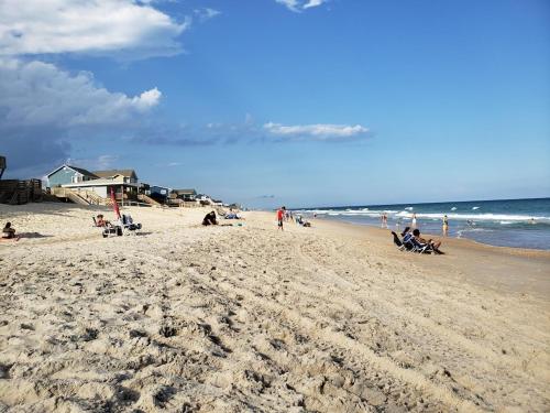 un gruppo di persone su una spiaggia vicino all'oceano di 4 Sea Monkeys Apt. #3 a Surf City