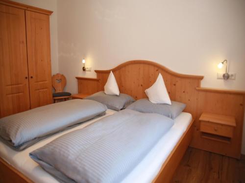 阿爾高林登貝格的住宿－Ferienhof Bitschnau，配有两张床铺的客房配有两张枕头