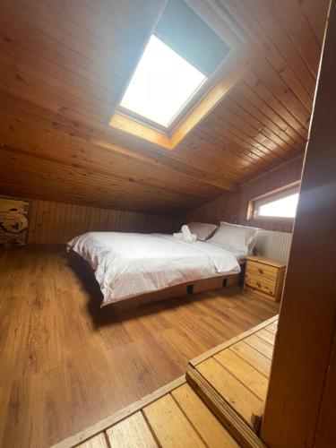 una camera con un letto in una cabina di legno di Locuința extraodinară cu șemineu ,grădina , foișor a Breaza