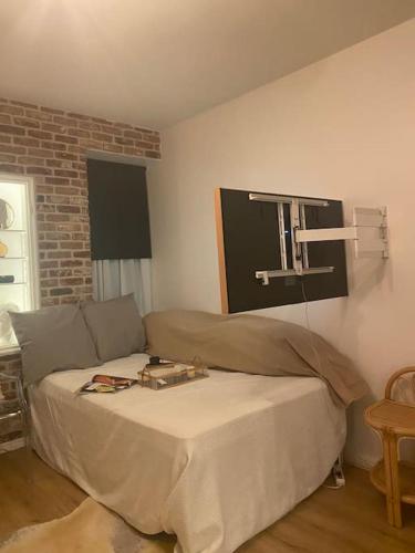 Кровать или кровати в номере Comfy little apartment in the center of Helsinki