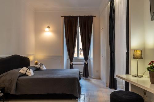 Un dormitorio con una cama con un osito de peluche. en Intra' Residenza in Trastevere en Roma
