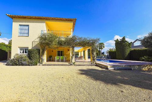una casa con piscina frente a ella en Villa Gio - PlusHolidays, en Calpe
