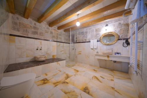 Ένα μπάνιο στο Cappadocia Secret Hill Cave Suites