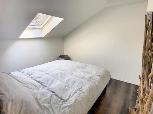 - une chambre avec un lit et une fenêtre dans l'établissement Appartement 021, à Liège