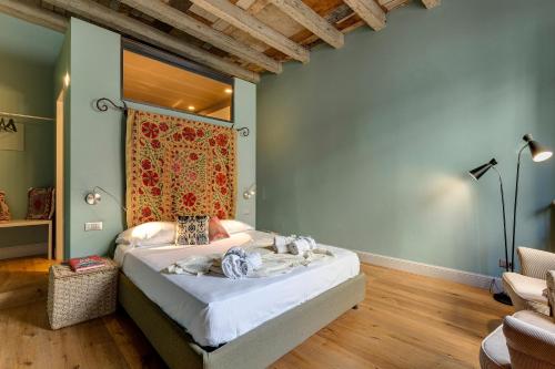 佛羅倫斯的住宿－Mamo Florence - Frida Luxury Apartment，一间卧室,卧室内配有一张大床