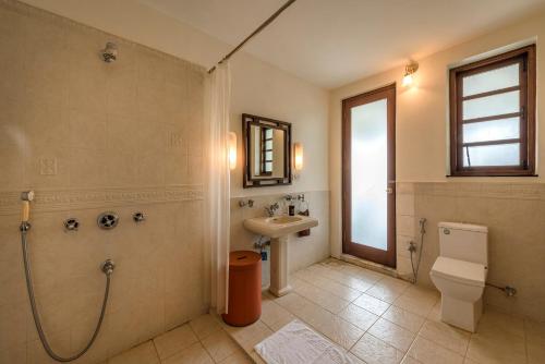 Bilik mandi di SaffronStays Moira, Kamshet