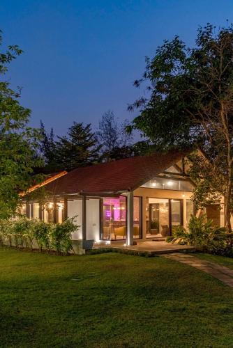 Taman di luar SaffronStays Moira, Kamshet