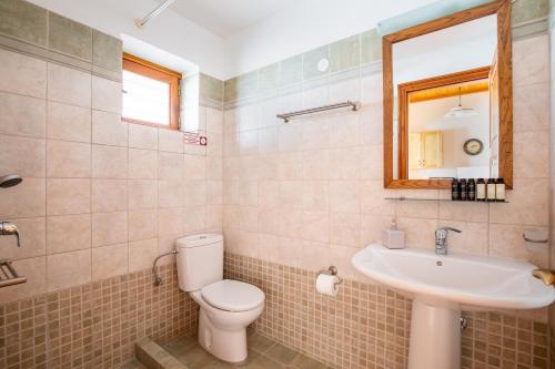 uma casa de banho com um WC e um lavatório em Althea Accommodation em Agnontas