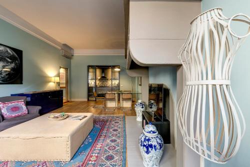 uma sala de estar com um sofá e uma mesa em Mamo Florence - Frida Luxury Apartment em Florença