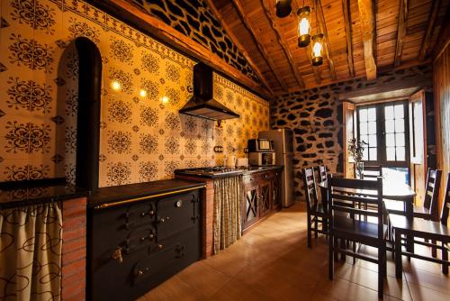 Fotografie z fotogalerie ubytování Welcoming House in São Roque do Pico with Mountain View v destinaci São Roque do Pico