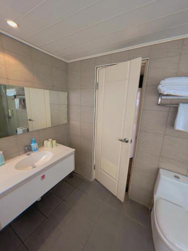 Un baño de Breeze and Waves Hostel