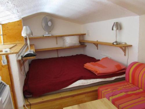 バニュルス・シュル・メールにあるStudio Banyuls-sur-Mer, 1 pièce, 4 personnes - FR-1-309-90の小さなベッドルーム(赤いベッド付)