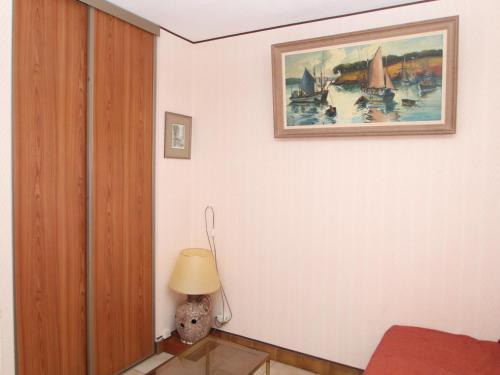 バニュルス・シュル・メールにあるStudio Banyuls-sur-Mer, 1 pièce, 2 personnes - FR-1-309-81の壁画とランプが施された部屋