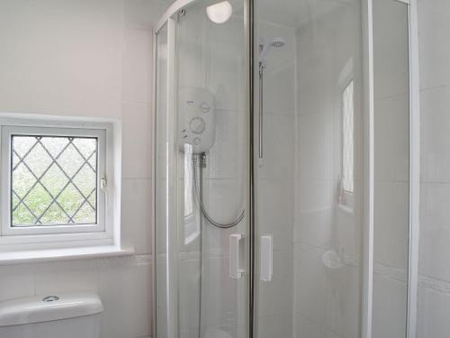 チャーマスにあるApple Tree Cottageの白いバスルーム(シャワー、窓付)が備わります。