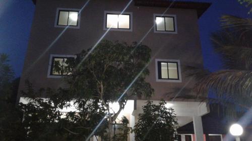 ein Gebäude mit Lichtern an der Seite in der Nacht in der Unterkunft Pousada Fernandes in Aratuba