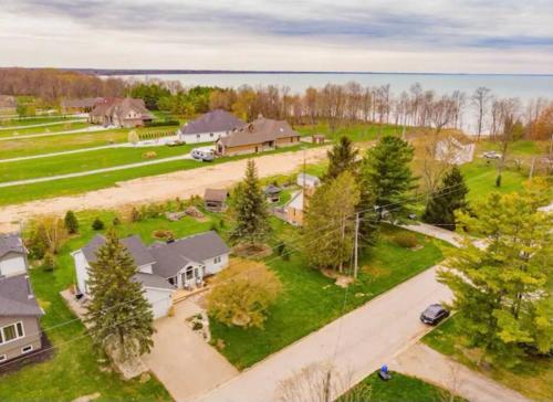 Cozy Point Cottage- Beachfront Neighbourhood