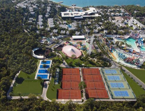 una vista aérea de un parque de atracciones con carnaval en Vogue Hotel Supreme Bodrum, en Torba