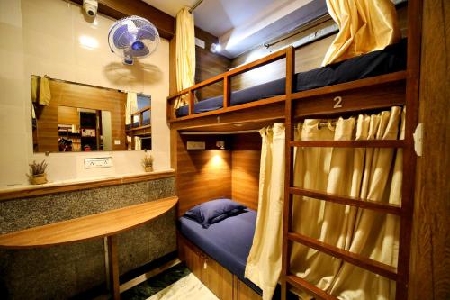 Zimmer mit Etagenbett und 2 Etagenbetten in der Unterkunft MAPLE SOCIAL HUBZ-HOSTEL in Mumbai