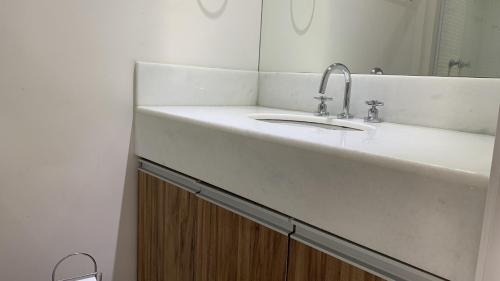 y baño con lavabo y espejo. en VILA OLIMPIA Studio próx à Faria Lima, en São Paulo