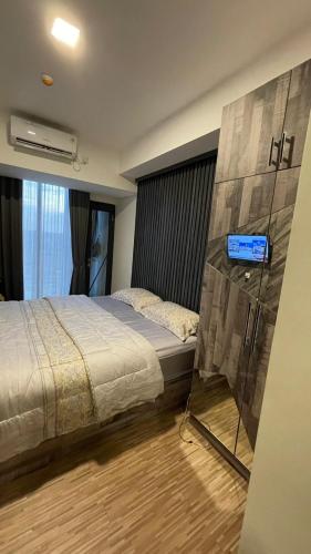 Postel nebo postele na pokoji v ubytování Vunna Apartemen pollux habibi