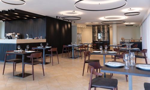 um restaurante com mesas e cadeiras e um bar em Tenuta Terre di Bosco em San Giovanni a Piro