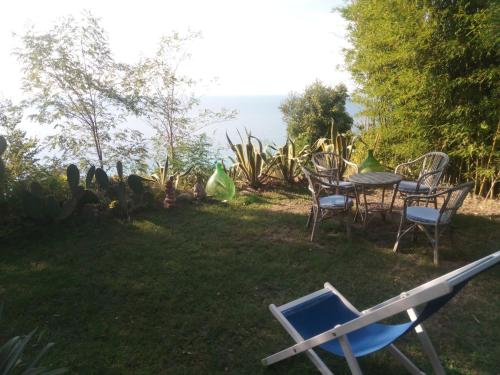 ザンブローネにあるLa Casa dell'Olmoの海を望むパティオ(テーブル、椅子付)