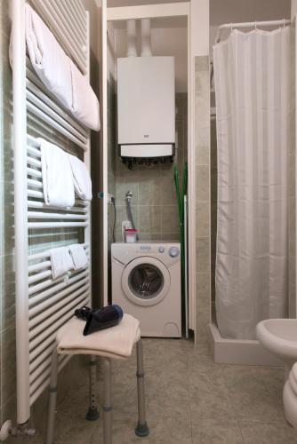 a bathroom with a washing machine and a sink at Ca' Mazzega in Murano