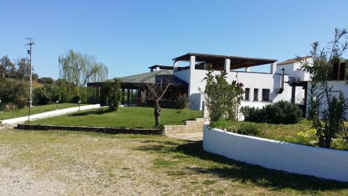una casa blanca con un patio delante en Cort'e Nastasj, en Tertenìa