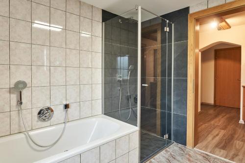Bilik mandi di Ferienwohnung Schatz