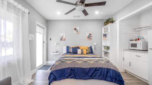 Ένα ή περισσότερα κρεβάτια σε δωμάτιο στο Cozy 1 BDR Unit by Beach, Mall, & Downtown FTL