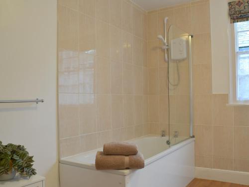La salle de bains est pourvue d'une douche et d'une baignoire. dans l'établissement Tristans - Ukc3906, à Lostwithiel