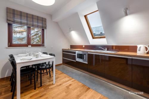 Kuchyňa alebo kuchynka v ubytovaní RentPlanet - Śpiący Rycerz