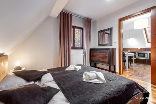 Ein Bett oder Betten in einem Zimmer der Unterkunft RentPlanet - Śpiący Rycerz