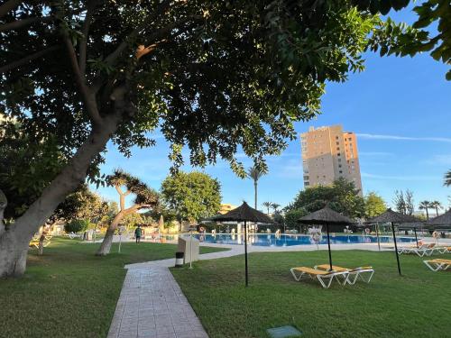 Bazén v ubytovaní Modern 3 bedroom apartment situated in luxury beachfront gated community alebo v jeho blízkosti