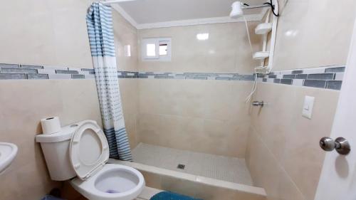 a bathroom with a toilet and a shower at Alojamiento River Merendón in San Pedro Sula