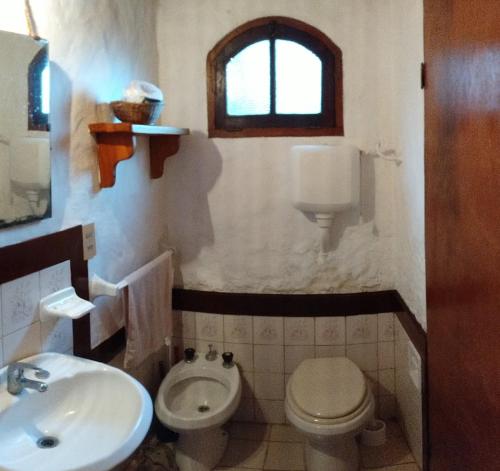 ein Bad mit einem WC und einem Waschbecken in der Unterkunft Cabaña del bosque 5 personas equipada totalmente in La Paloma