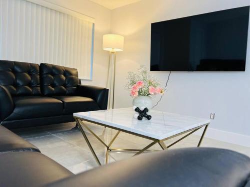 TV at/o entertainment center sa Beautiful and modern 3B/2B house with canal access.
