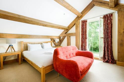 Postel nebo postele na pokoji v ubytování Lakeside property with hot tub Barn Owl HM08