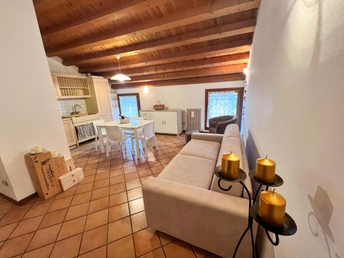 een woonkamer met een bank en een tafel bij ERMAN HOUSE - Calle veneziana in Riviera del Brenta in Dolo
