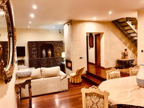 sala de estar con sofá y mesa en Bracara luxury guesthouse en Braga