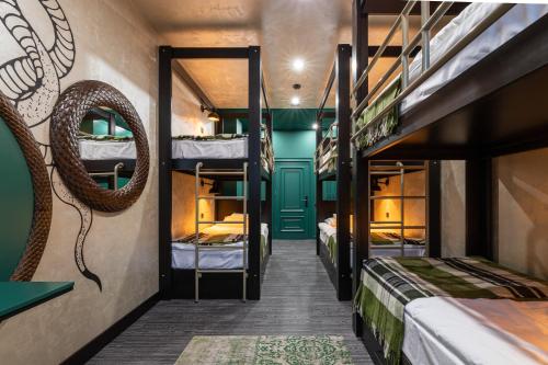 Un pasillo de un albergue con literas en Emily Magic Hostel en Vynnyky